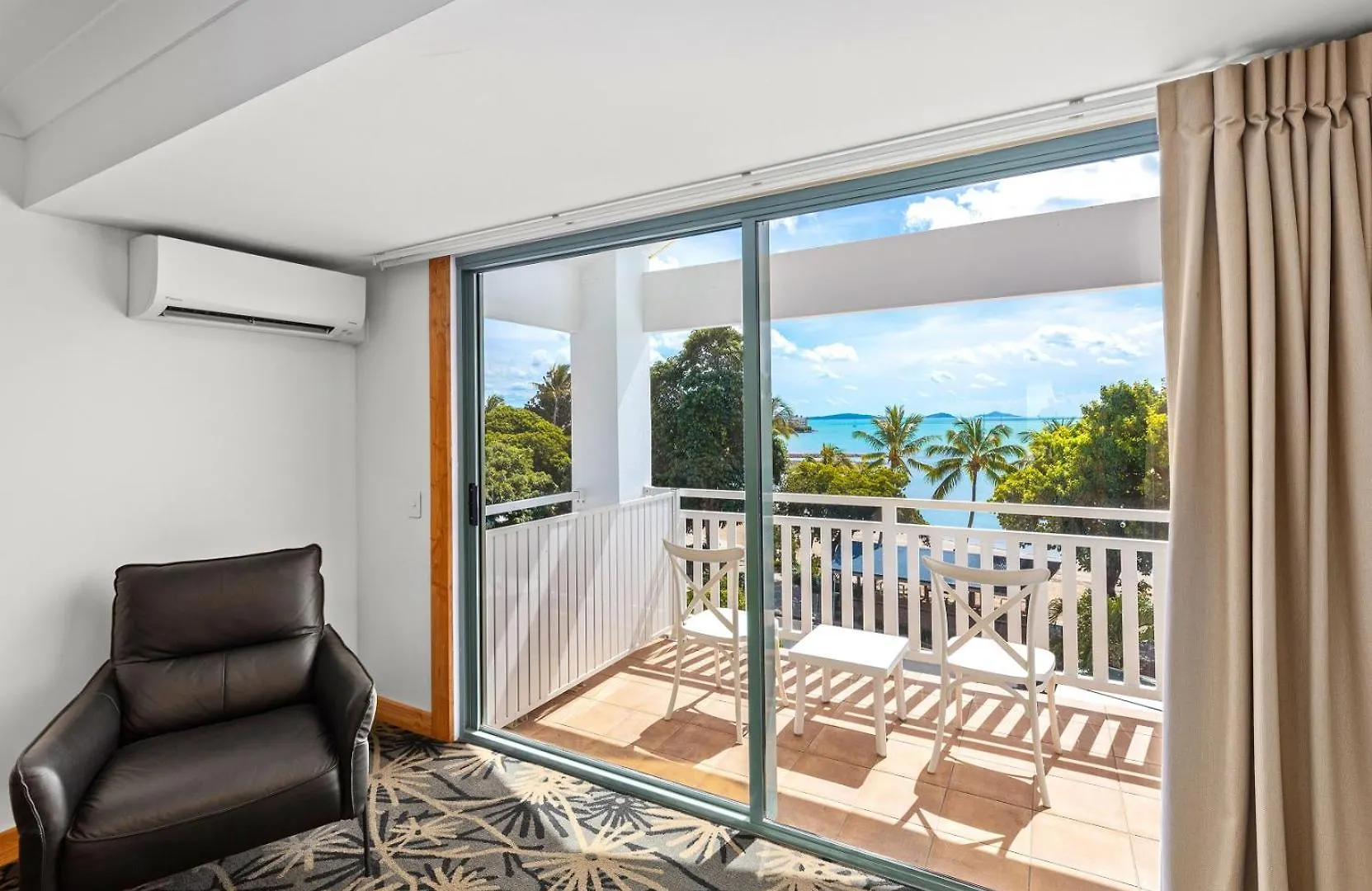 ****  Airlie Beach Hotel Australia
